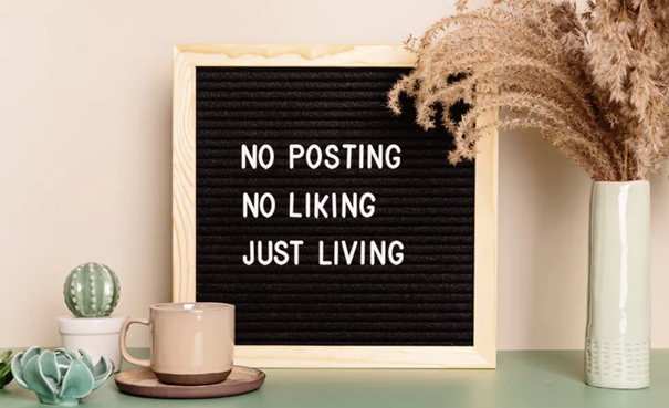 Bord no posting no liking just living 
Digitale detox quote